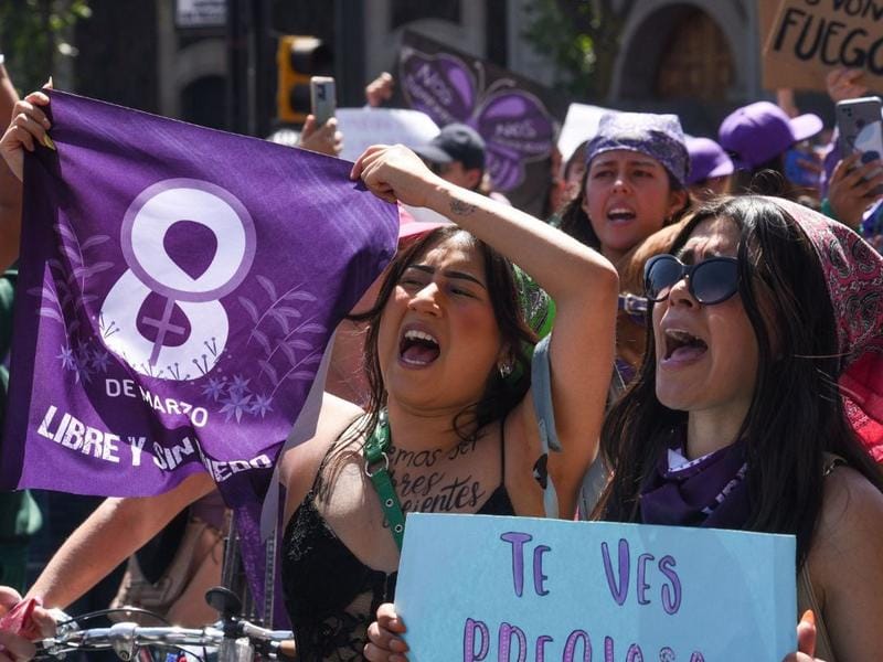 ¡LAS MUJERES SOSTIENEN LA MITAD DEL CIELO!